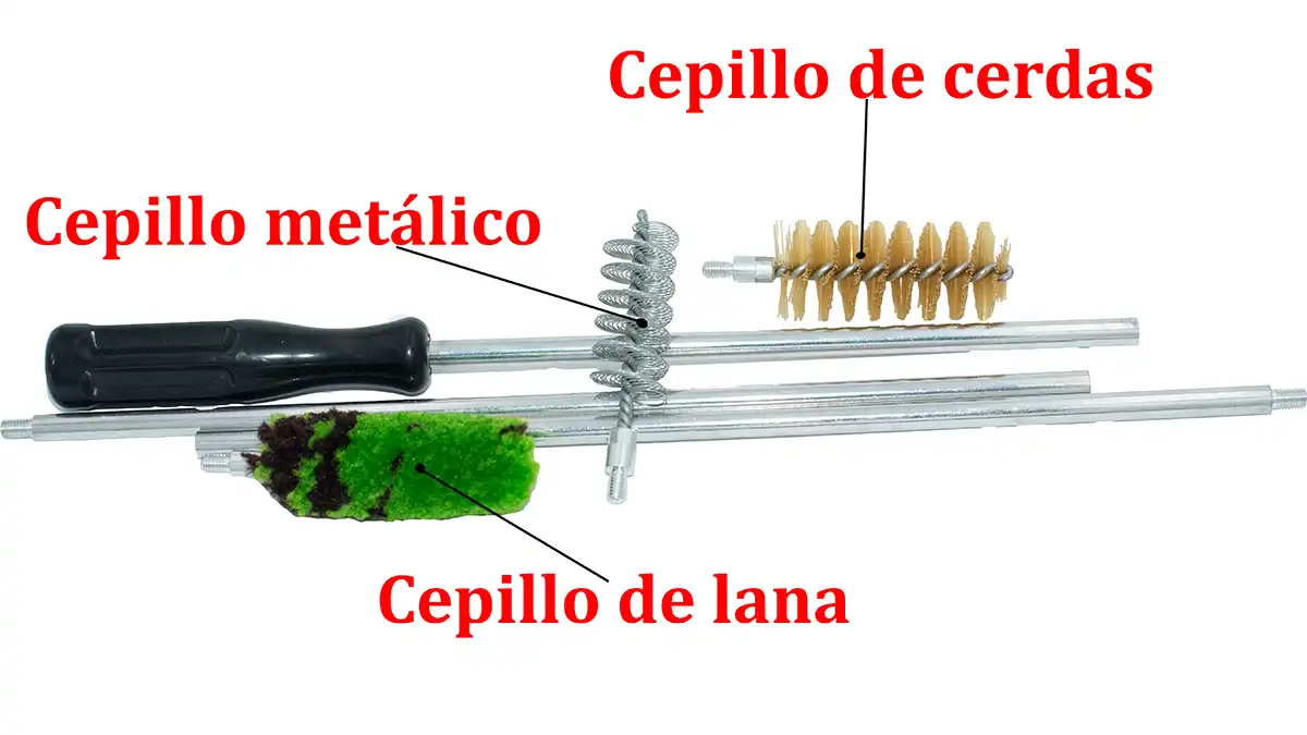 Proceso de limpieza y mantenimiento de un arma de fuego
